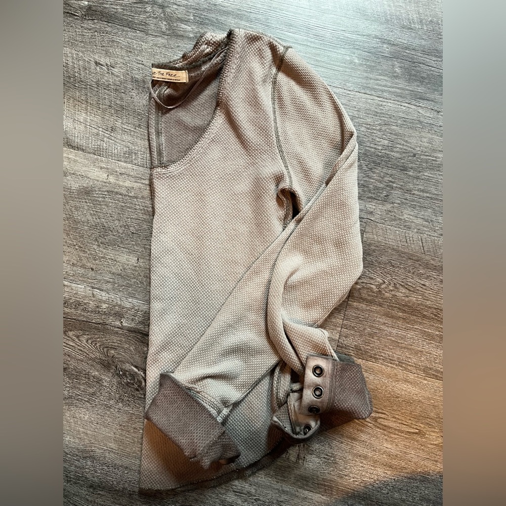 We The Free Large Gray Thermal with ombré and button sleeve details Size…